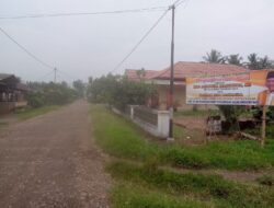 Jalan Diaspal, Warga Desa Tanjung Jati Pasang Spanduk di Pinggir Jalan, Sampaikan Pesan ke Kades dan Anggota DPRD